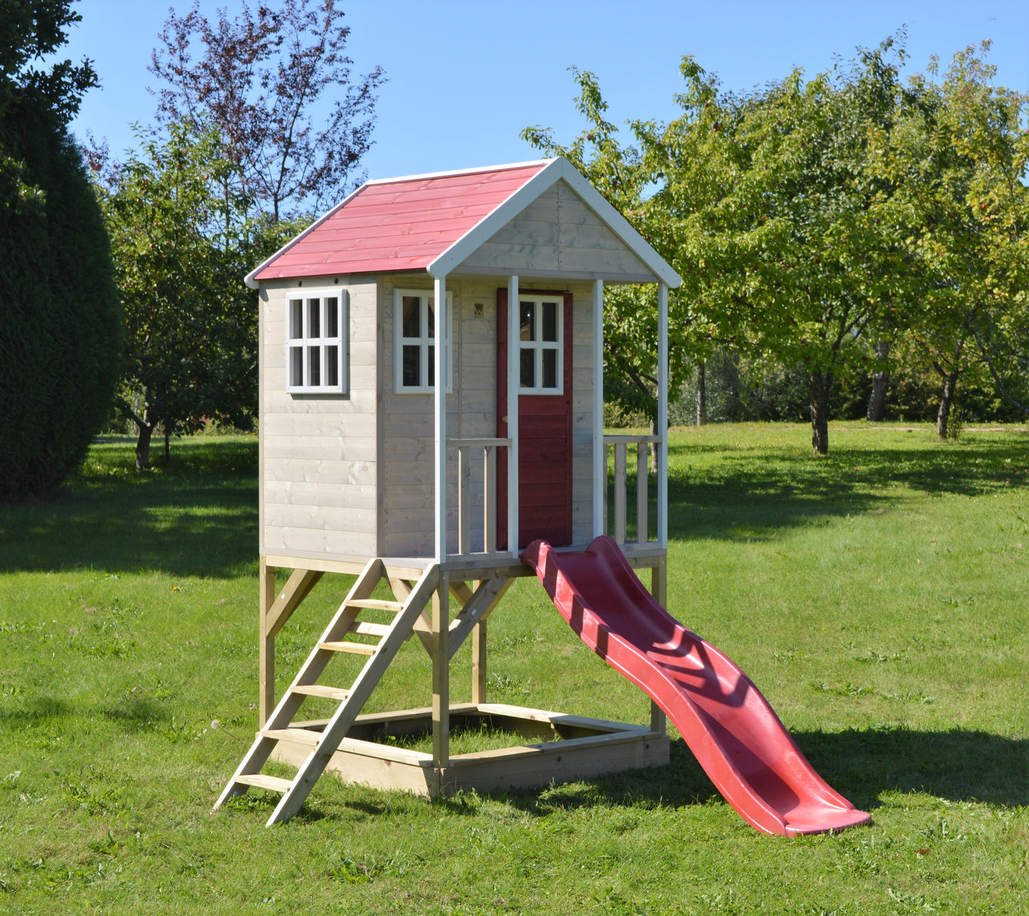 M8R Garden playhouse with slide (Nordic Adventure)